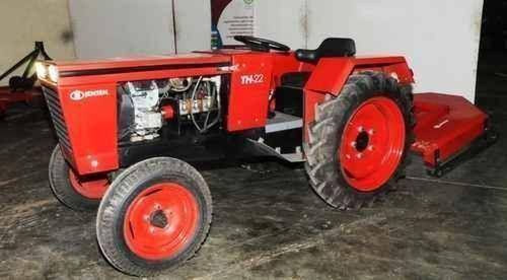 Presentan el primer tractor fabricado en el Chaco