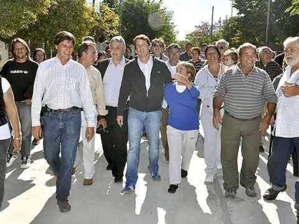 Se inaugur� el asfalto de la calle Charlone, que antes era de tierra