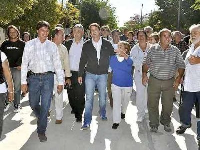 Se inaugur� el asfalto de la calle Charlone, que antes era de tierra