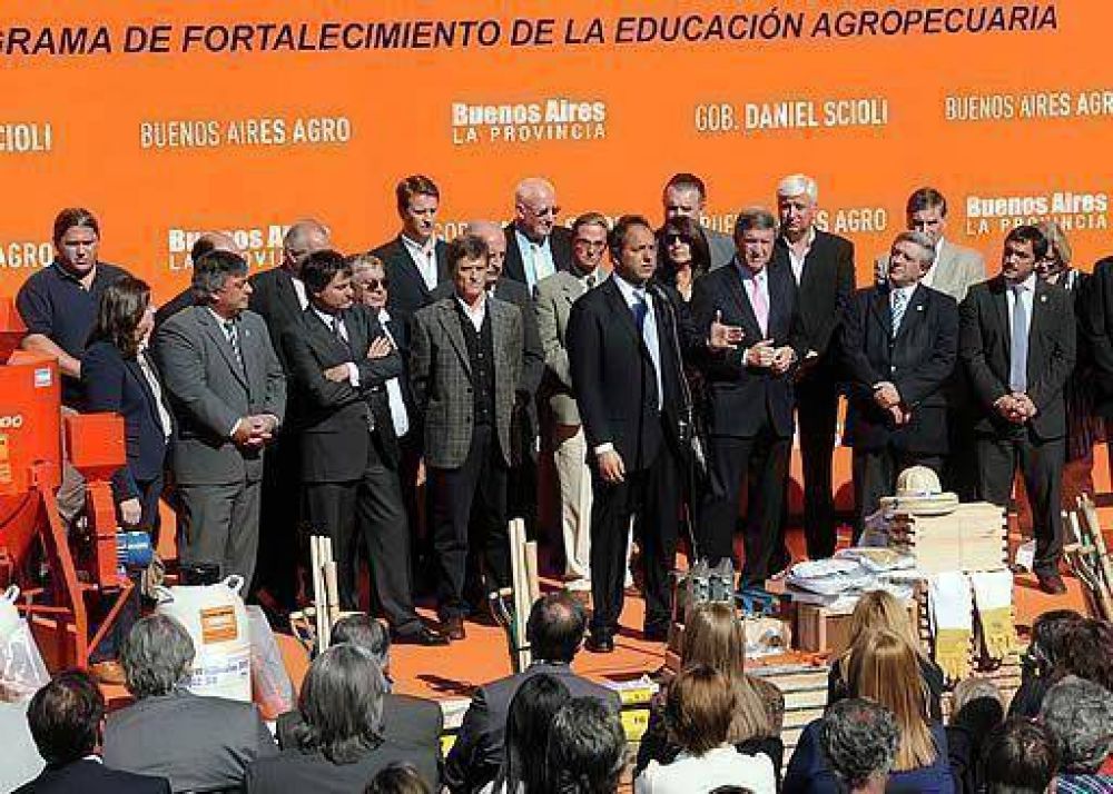Benefician a Jun�n, Z�rate y Mercedes: Provincia entreg� equipamiento para escuelas agrarias