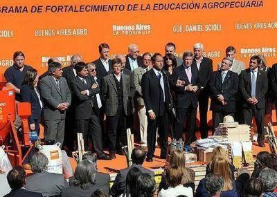 Benefician a Jun�n, Z�rate y Mercedes: Provincia entreg� equipamiento para escuelas agrarias