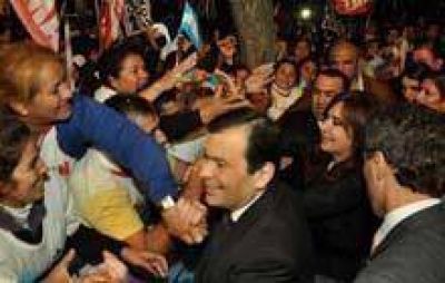 Cristina y Zamora, vivados por un pueblo que acompa�� masivamente la ceremonia 