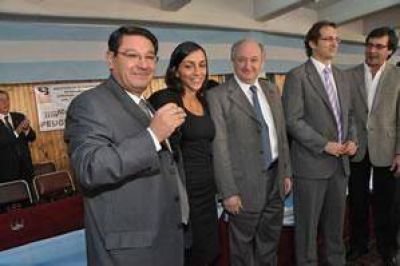 Empresarias: Peugeot y su compromiso con la educaci�n 	