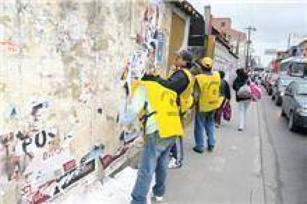 Empleados municipales limpian las pegatinas pol�ticas