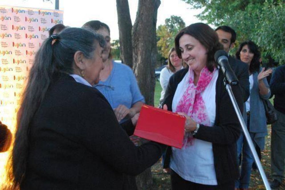 LUJ�N - SE INAUGUR� LA RED DE GAS EN EL BARRIO BEL�USTEGUI