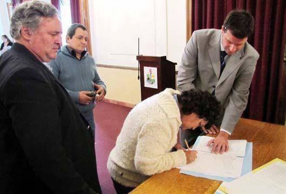 En San Miguel, 73 familias firmaron escrituras 