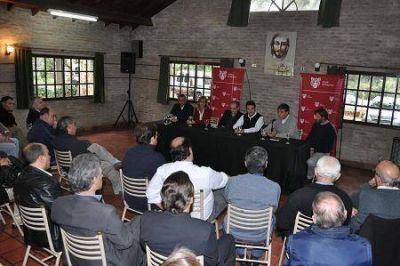 Massa firm� un convenio para dotar con recursos a la Iglesia Cat�lica