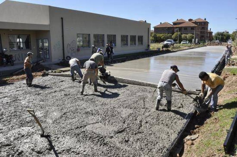 La Intendente Giroldi recorri� la finalizaci�n del asfalto de la calle Capilla del Se�or 