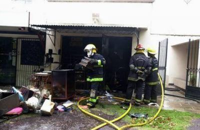 Incendio intencional en el semanario �Presente�