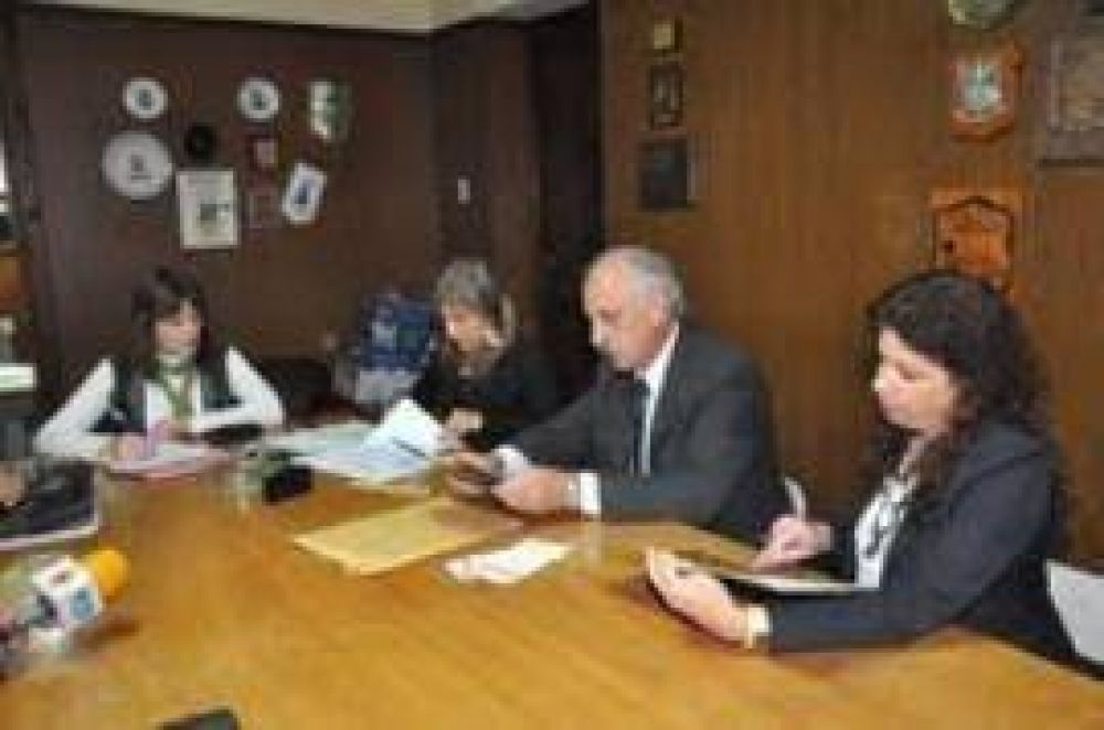 Trenque Lauquen: Entregaron pr�stamos del Banco Social y firmaron convenios con 8 microemprendedores
