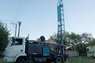 Excavan para concretar otro pozo de agua en 25 de Mayo