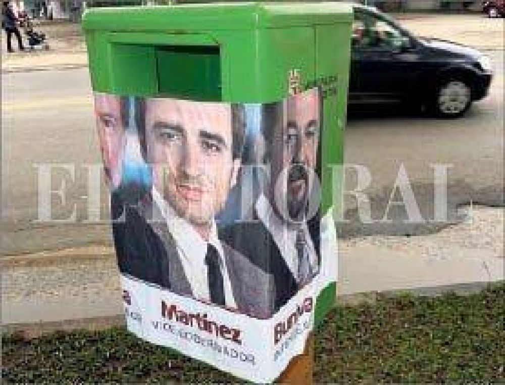 Pol�mica por la pega de afiches de campa�a