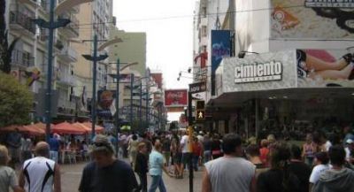 Regular comienzo del fin de semana largo en Mar del Plata