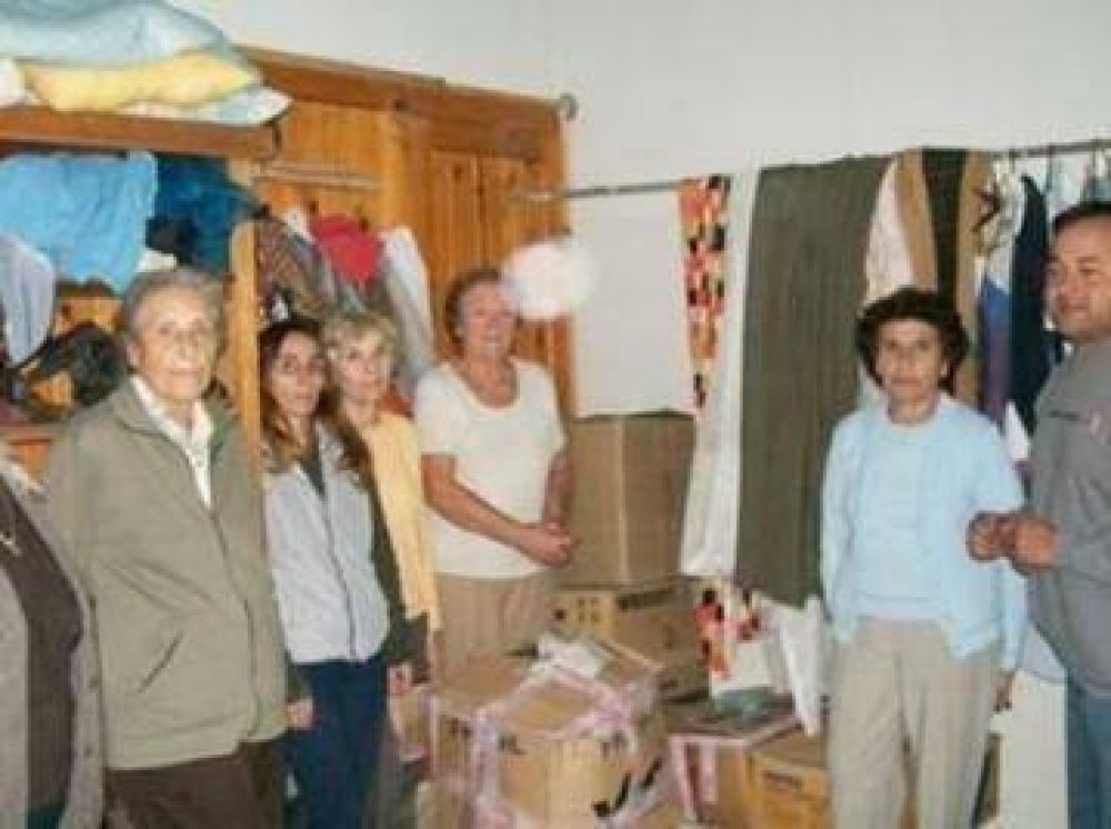 Donaci�n de ropa de la Juventud Peronista al Hogar de Ancianos