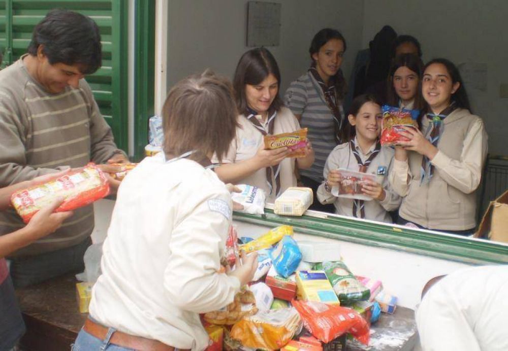 M�s de 400 personas recorrieron las calles de Saladillo realizando la colecta de C�ritas
