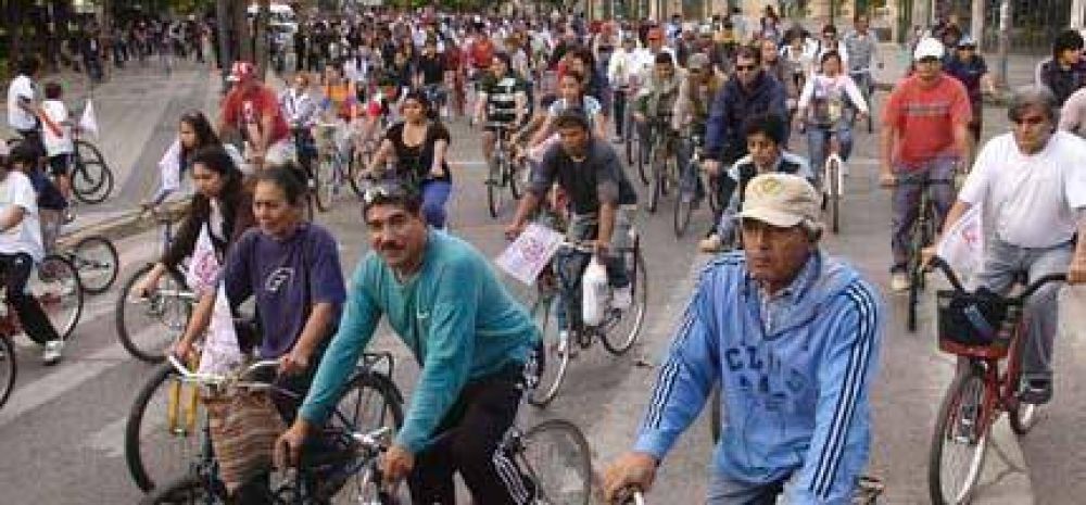 El V�a Crucis en bicicleta reuni� a unos 5.000 peregrinos santiague�os