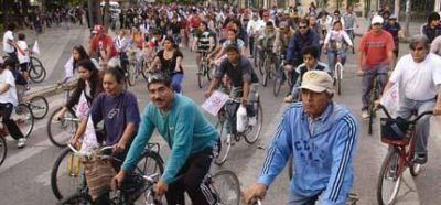 El V�a Crucis en bicicleta reuni� a unos 5.000 peregrinos santiague�os