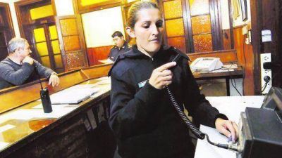 Scioli pone civiles en comisar�as y saca 2.000 polic�as a la calle
