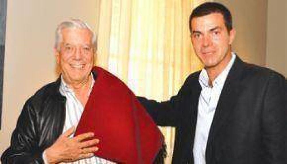 Mario Vargas Llosa pasea por Salta y ayer almorz� con Urtubey