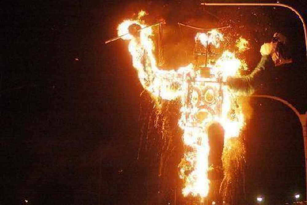 Se realiz� una nueva edici�n de la tradicional Quema del Judas