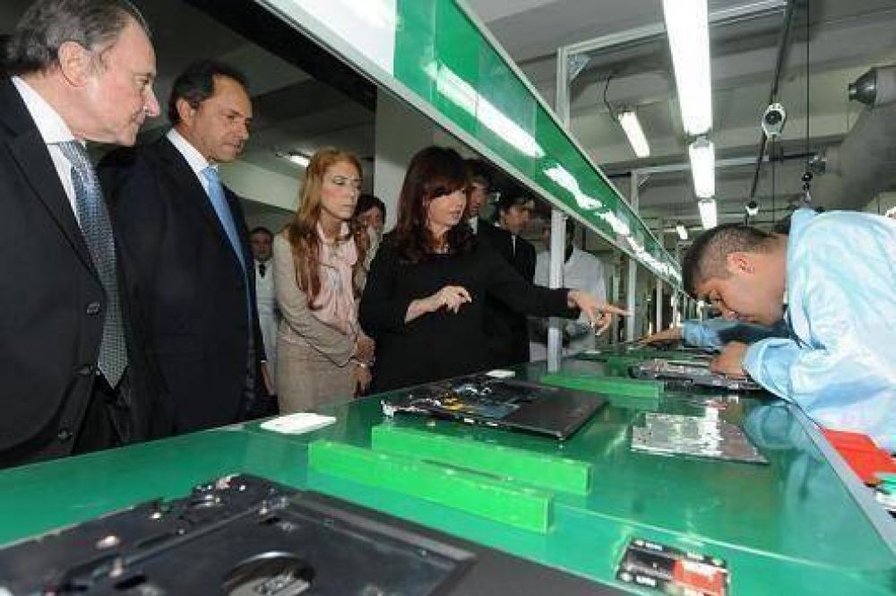 Cristina dej� inaugurada una f�brica de computadoras en Vicente L�pez