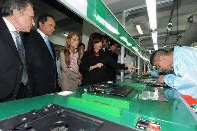 Cristina dej� inaugurada una f�brica de computadoras en Vicente L�pez