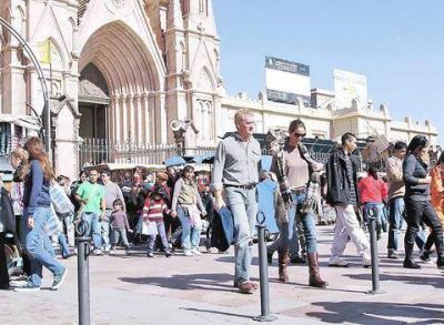 Mientras analiza nuevas alianzas, De Narv�ez pas� por la Bas�lica