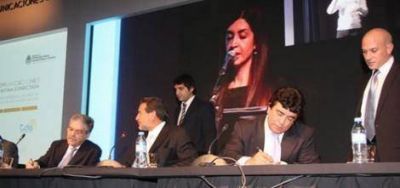 Espinoza firm� un convenio para el desarrollo de la red metropolitana en La Matanza