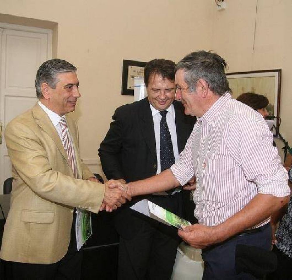 Hicieron entrega de equipamiento a peque�os productores en San Vicente