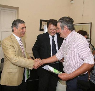 Hicieron entrega de equipamiento a peque�os productores en San Vicente