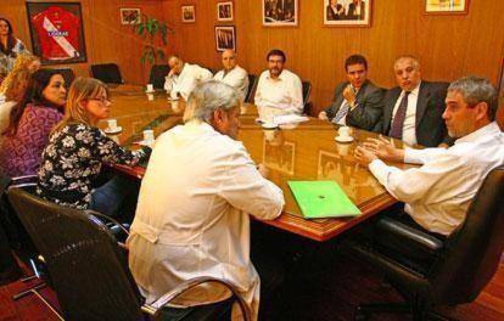 Los m�dicos del municipio acordaron un aumento salarial del 25 por ciento 