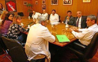 Los m�dicos del municipio acordaron un aumento salarial del 25 por ciento 
