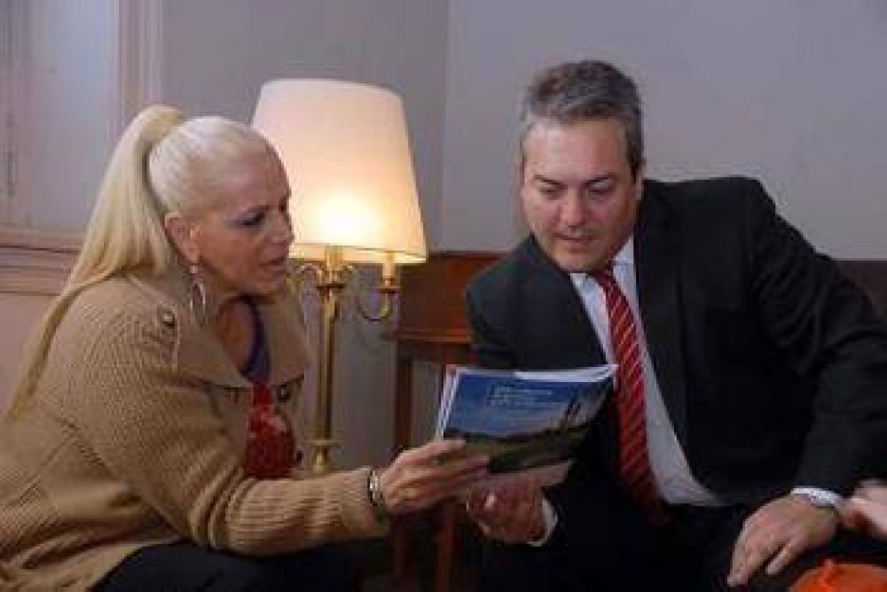 El intendente junto a Valeria Lynch