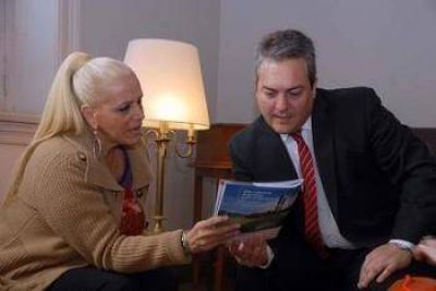 El intendente junto a Valeria Lynch