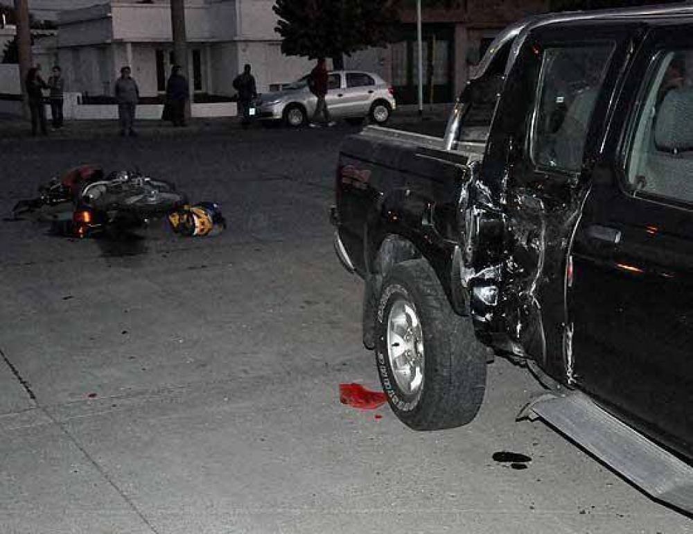 Falleci� un joven y su pareja result� herida: iban en moto y chocaron con una camioneta