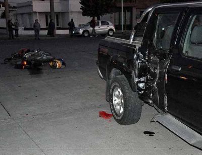 Falleci� un joven y su pareja result� herida: iban en moto y chocaron con una camioneta