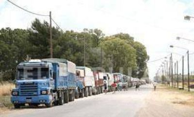 Transportistas de cereales reclaman un piso tarifario y amenazan con medidas