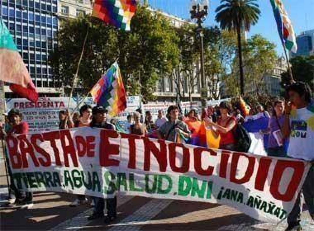 Pueblos originarios Qom de Formosa cortan la 9 de Julio en Capital Federal