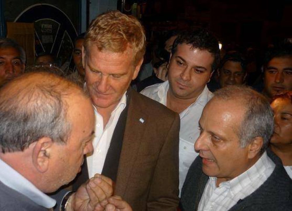 DE NARVAEZ Y BIANCHI RECORRIERON EL CENTRO COMERCIAL DE MONTE CHINGOLO 