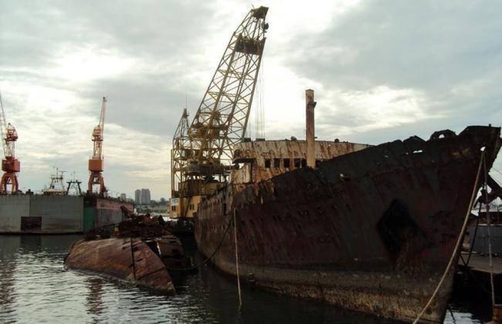 Todo listo para remover otro pesquero del puerto