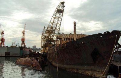 Todo listo para remover otro pesquero del puerto