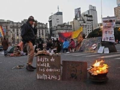 Abor�genes formose�os cortan la avenida 9 de Julio