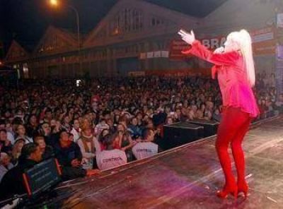 Valeria Lynch cobr� $100 mil por su actuaci�n en la Fiesta del Camar�n y el Langostino