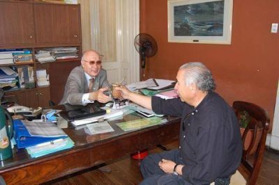Gorosito otorgara $ 200 a los trabajadores municipales con motivo del d�a del trabajador.