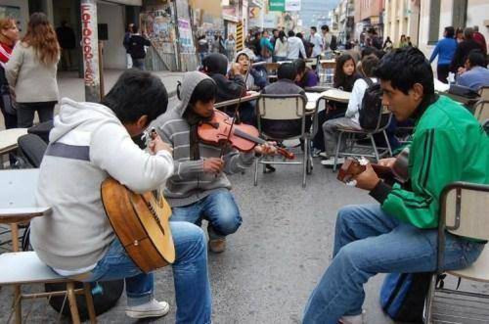 Contin�a la toma de la Escuela de M�sica 
