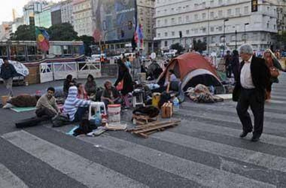 Contin�a el acampe del pueblo QOM en la 9 de Julio