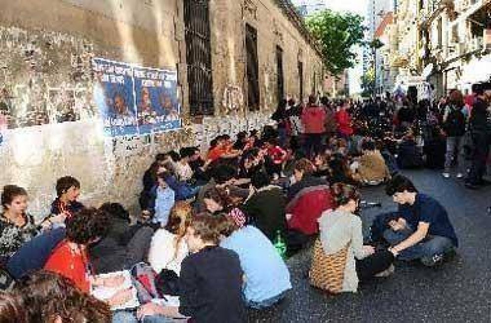 Alumnos y docentes del colegio Pellegrini realizar�n un abrazo simb�lico al edificio