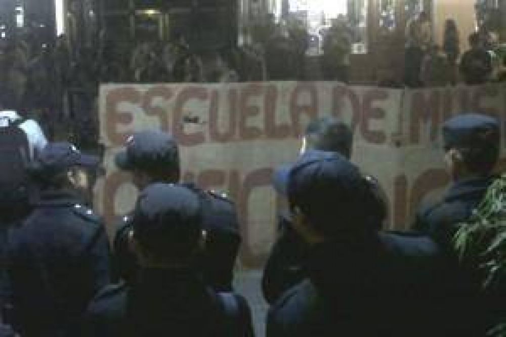 Barrionuevo recibi� a alumnos y directivos de la Escuela de M�sica
