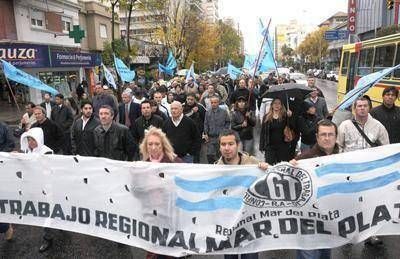 Los bancarios levantaron el paro al mediod�a aunque siguen con el reclamo salarial