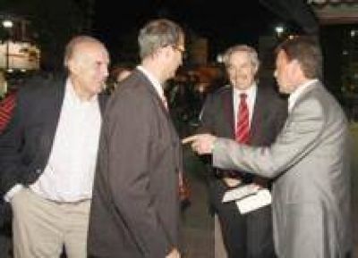 Felipe Sol� estuvo en Berazategui y dijo que va "para adelante"